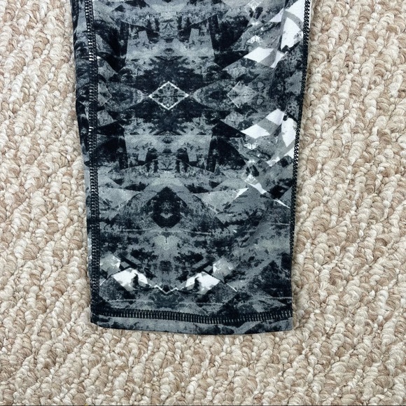 Athleta Women’s Cosmic Chaturanga Crop Leggings Activewear Yoga Pants Size Small - Picture 4 of 11